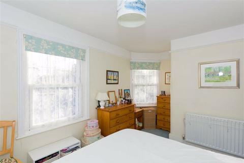 1 Kingslea, Leatherhead, KT22 7SN