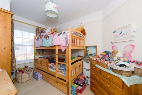 1 Kingslea, Leatherhead, KT22 7SN