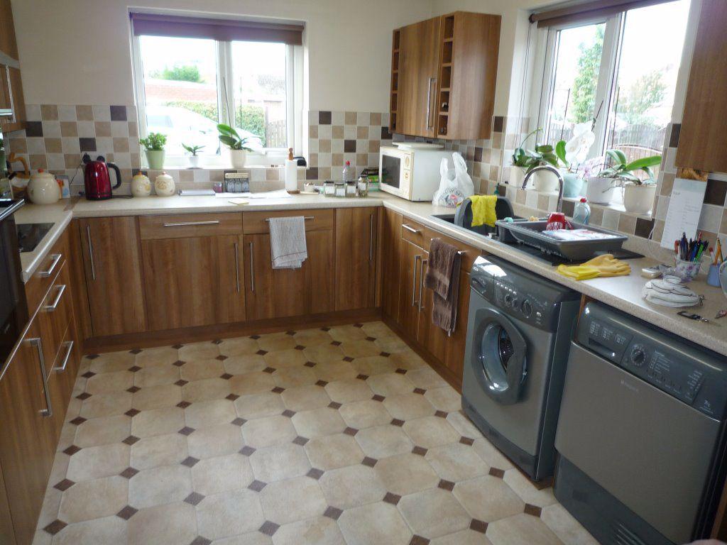 Windmill Way, Haxby 3 bed bungalow £950 pcm (£219 pw)