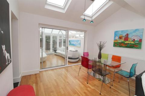 51 William Smith Close, Woolstone, Milton Keynes, MK15 0AN