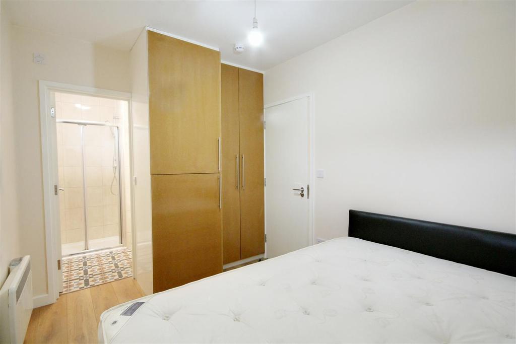 Dunster Drive, London, NW9 1 bed flat £995 pcm (£230 pw)