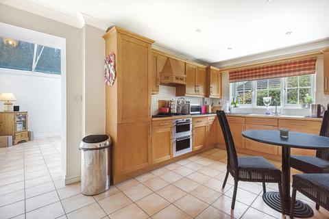 2 Salix Close, Fetcham, Leatherhead, KT22 9NW