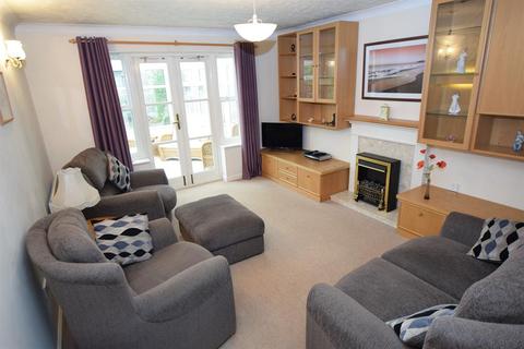 16 Avenbury Drive, Solihull, B91 2QZ