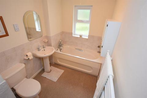 16 Avenbury Drive, Solihull, B91 2QZ