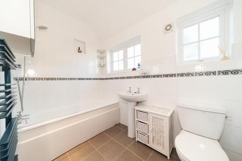 61 Openview, London, SW18 3PD
