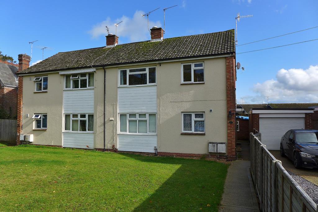 Romsey Viney Avenue UNFURNISHED 1 bed flat £700 pcm (£162 pw)