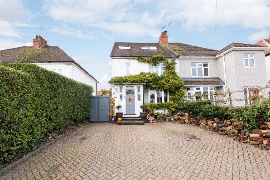 Newton Road, Bletchley, Milton Keynes, Buckinghamshire, MK3 3 bed semi