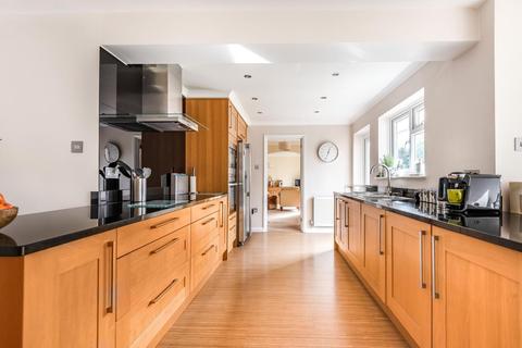 9 Brookside Avenue, Wraysbury, Staines, TW19 5HB