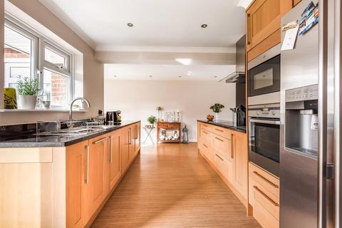 9 Brookside Avenue, Wraysbury, Staines, TW19 5HB