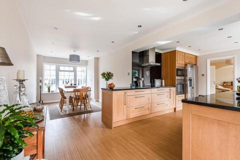 9 Brookside Avenue, Wraysbury, Staines, TW19 5HB