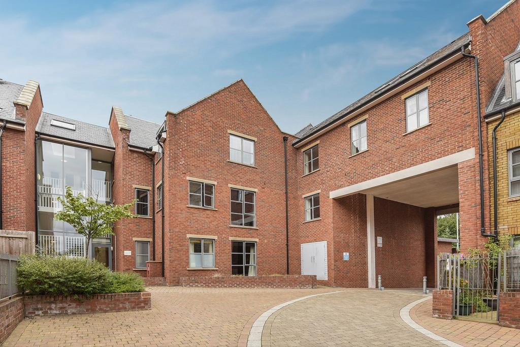 Coopers Yard, HITCHIN, SG5 2 bed flat £1,050 pcm (£242 pw)