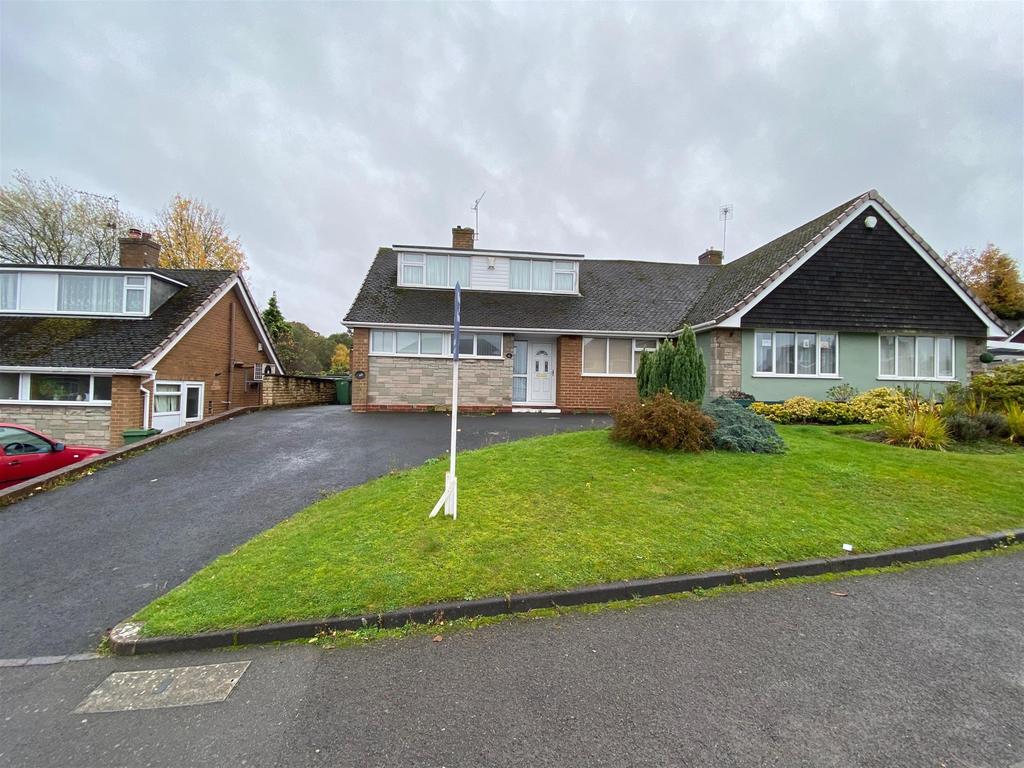 Brackendale Way, Stourbridge, DY9 7HG 3 bed bungalow £200,000