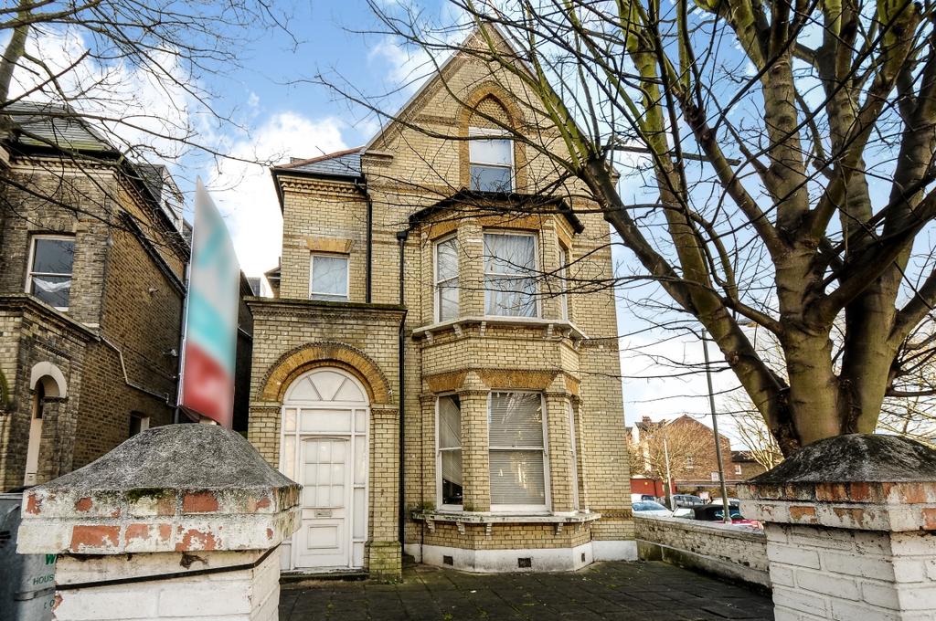 Bedford Hill Balham SW12 2 bed apartment £1,600 pcm (£369 pw)