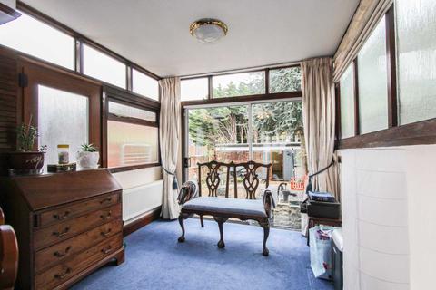 12 Lynton Avenue, London, N12 9JH