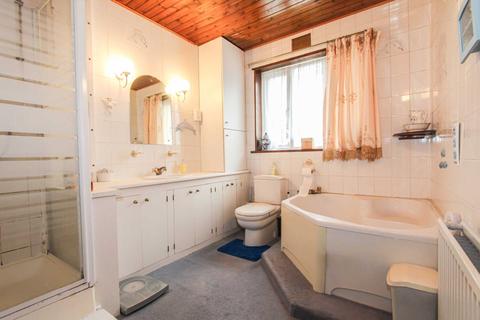 12 Lynton Avenue, London, N12 9JH