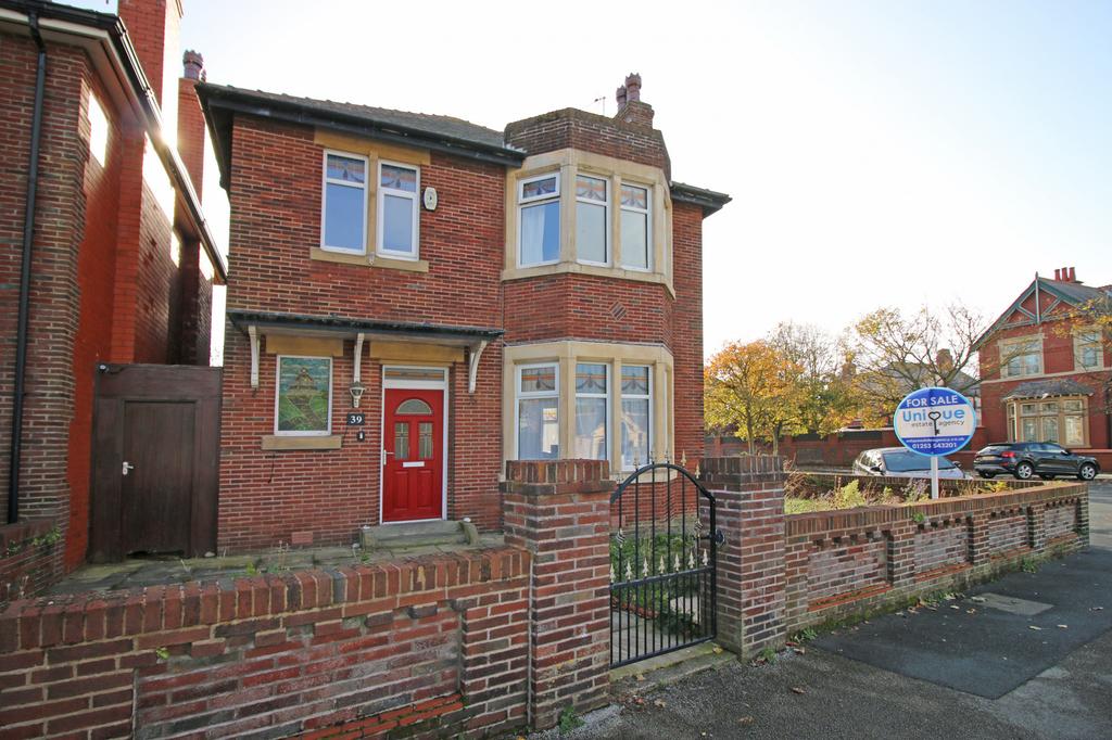 Mount Road, Fleetwood, FY7 4 bed detached house £199,950