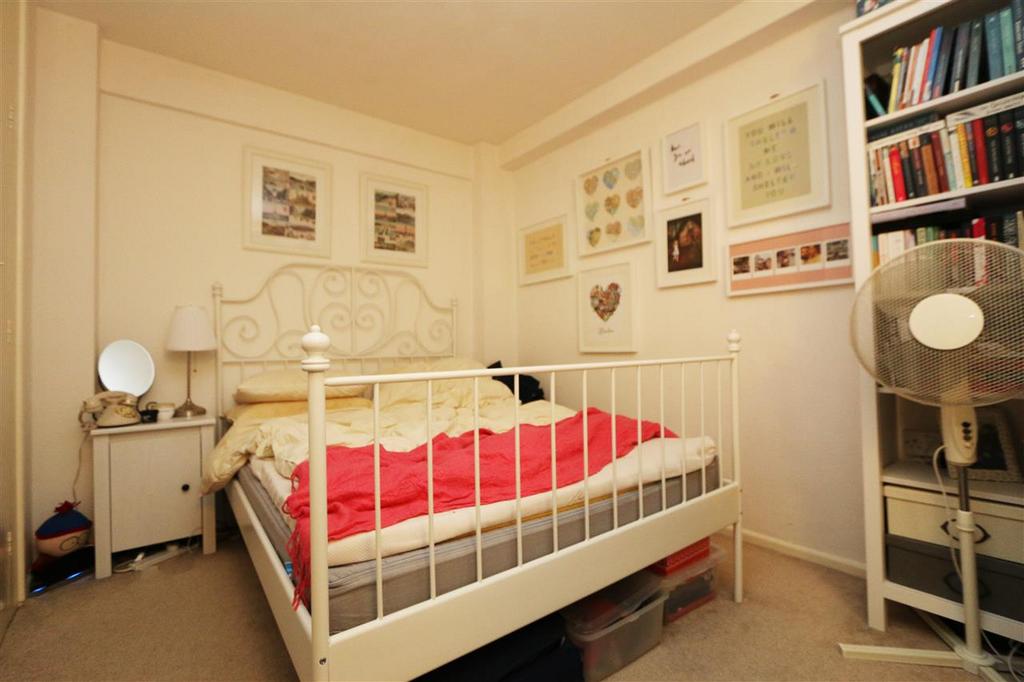 Harwood Court, Upper Richmond Road... 1 bed apartment £1,350 pcm (£