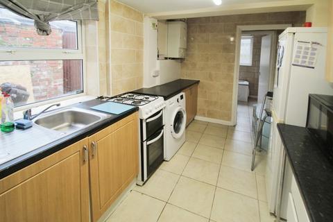 4 bedroom terraced house to rent, Henley Street, Cowley