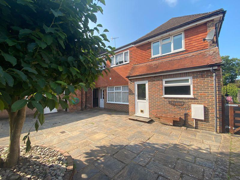 Guildford Road, Cranleigh 2 bed terraced house £1,250 pcm (£288 pw)