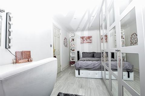 10 Allens Mead, Gravesend, DA12 2JB