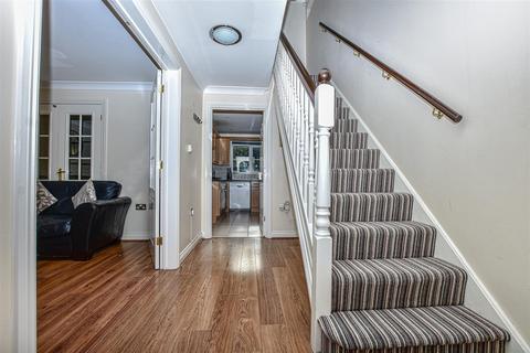 10 Allens Mead, Gravesend, DA12 2JB