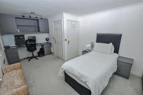 10 Allens Mead, Gravesend, DA12 2JB