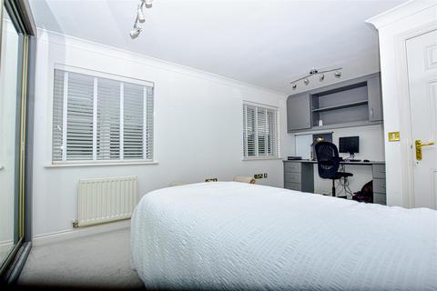 10 Allens Mead, Gravesend, DA12 2JB