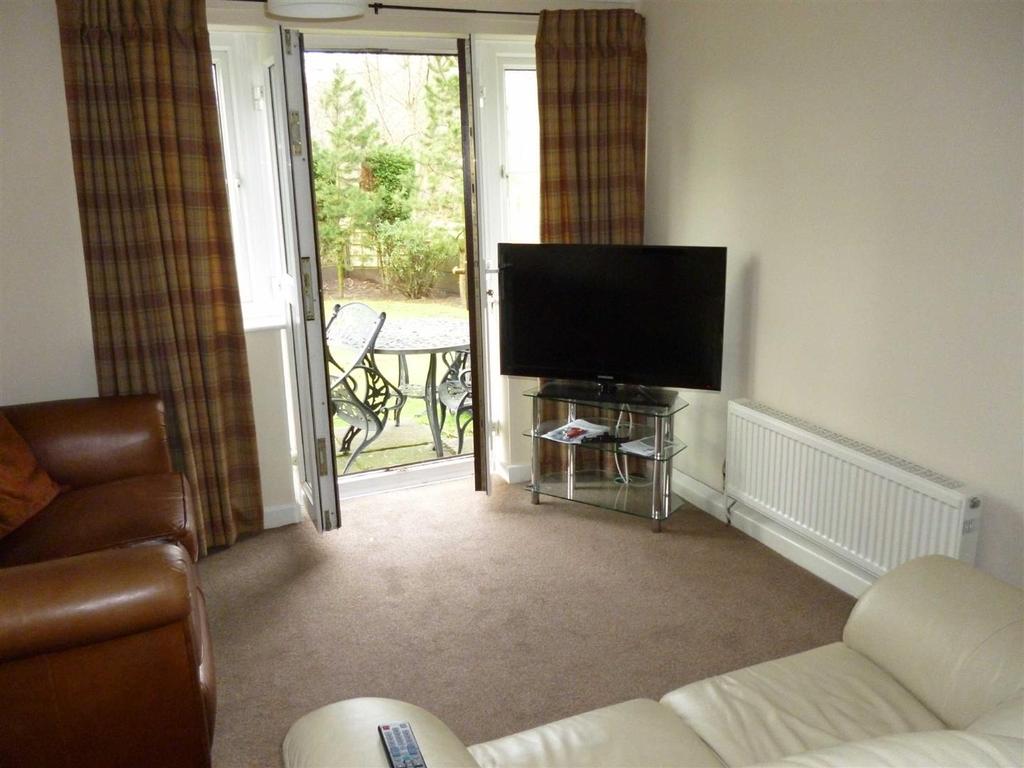 Thornley Close, Lymm 2 bed flat £650 pcm (£150 pw)