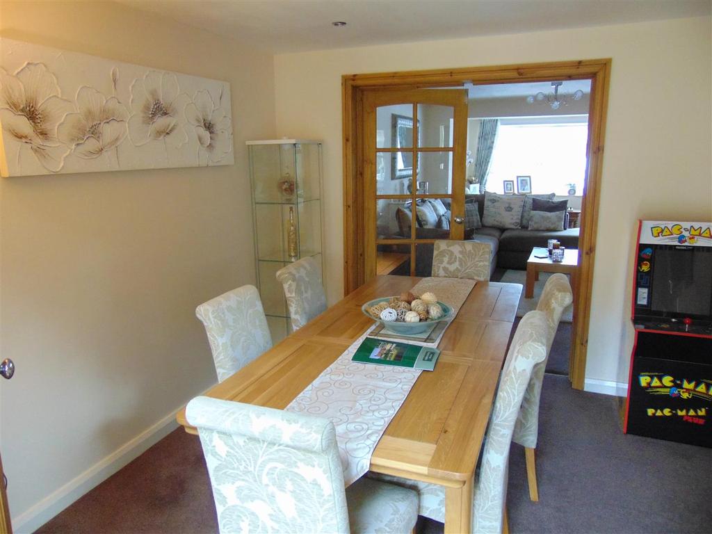 Kingshayes Road, Aldridge 4 bed link detached house £365,000