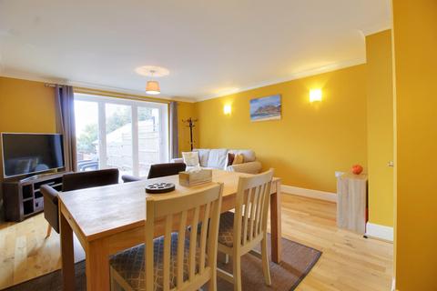 4 Bedroom Property For Sale on Kerry Hill, Horsforth