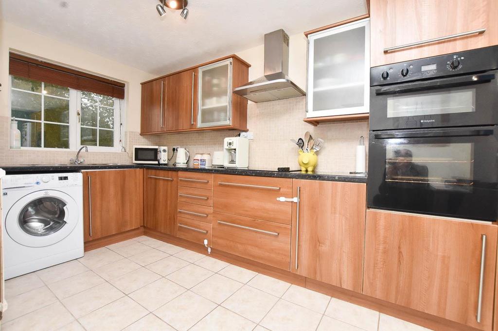 Reynolds Road, Eastbourne 3 bed end of terrace house £240,000
