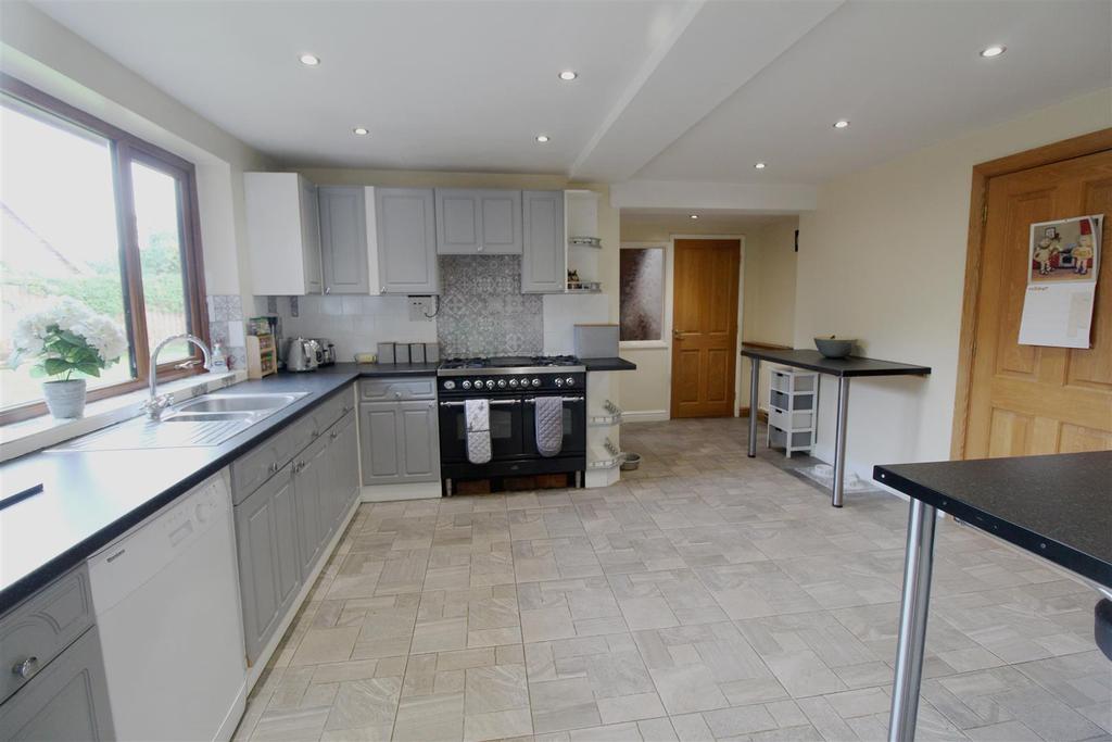 Kitchen 1.jpg