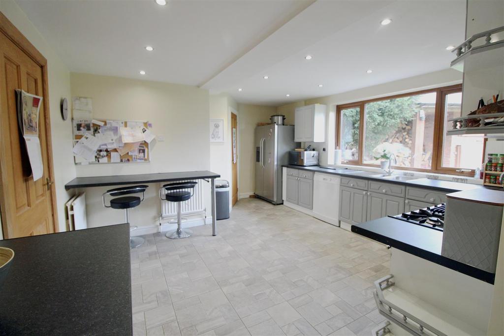 Kitchen 2.jpg