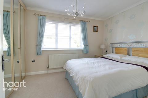 3 Bancroft Chase, Hornchurch, RM12 4DP