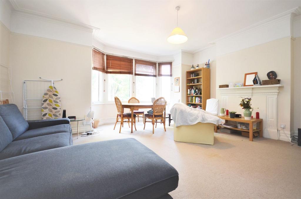 Mill Hill Road, Acton W3 8JJ 3 bed flat £1,600 pcm (£369 pw)
