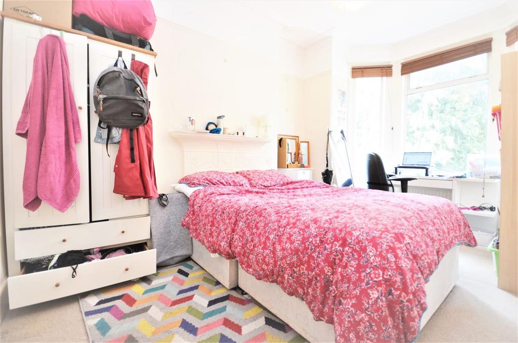 Mill Hill Road, Acton W3 8JJ 3 bed flat £1,600 pcm (£369 pw)