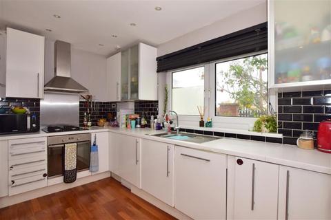 2a Danbury Way, Woodford Green, IG8 7EZ