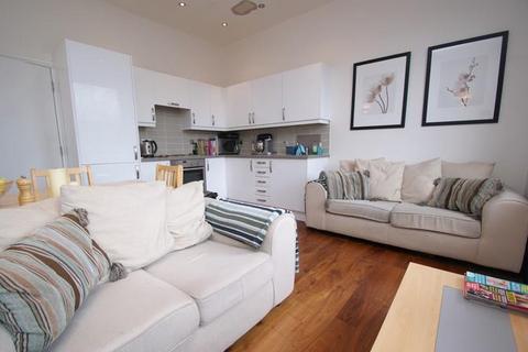 2 bedroom flat to rent, East Hill, Wandsworth, London, SW18