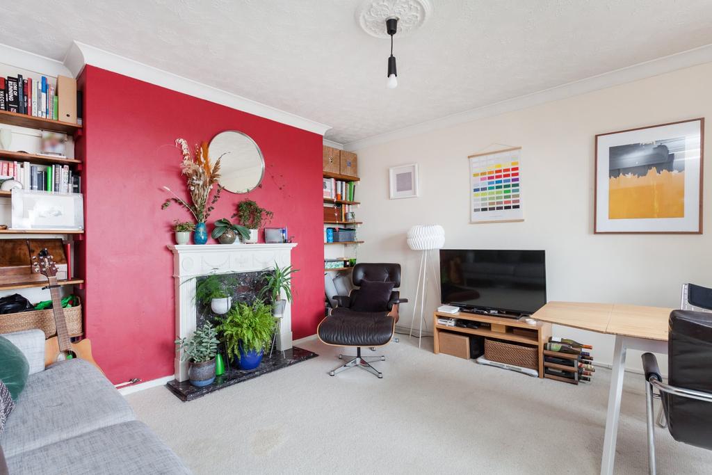 St. Peter's Street, Islington, N1 2 bed flat £450,000
