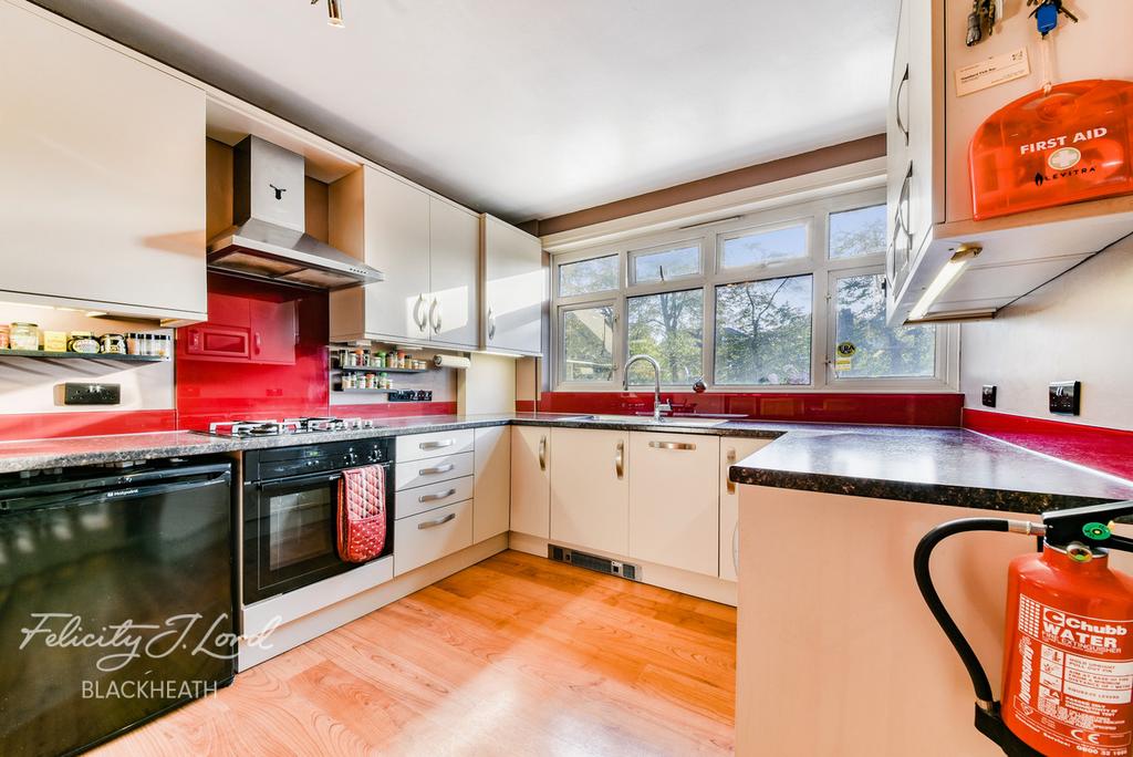 Old Dover Road, London, SE3 3 bed flat £390,000
