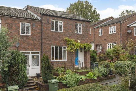 8 Lords Close, London, SE21 8JH