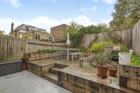 8 Lords Close, London, SE21 8JH