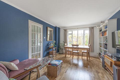 8 Lords Close, London, SE21 8JH