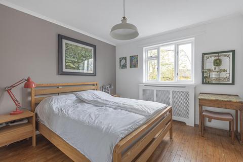 8 Lords Close, London, SE21 8JH