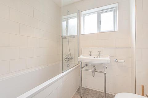 8 Lords Close, London, SE21 8JH