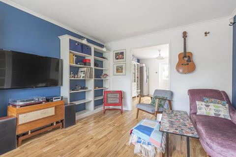 8 Lords Close, London, SE21 8JH