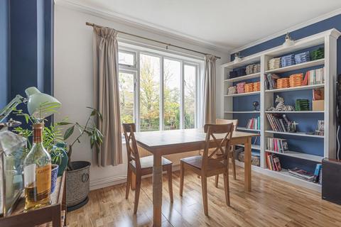 8 Lords Close, London, SE21 8JH