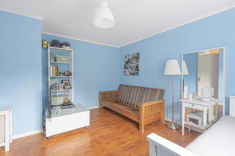 8 Lords Close, London, SE21 8JH
