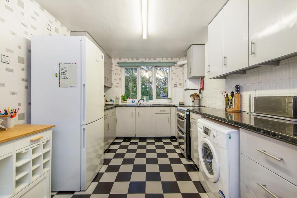 Campbell Road, London E3 2 bed flat £1,495 pcm (£345 pw)