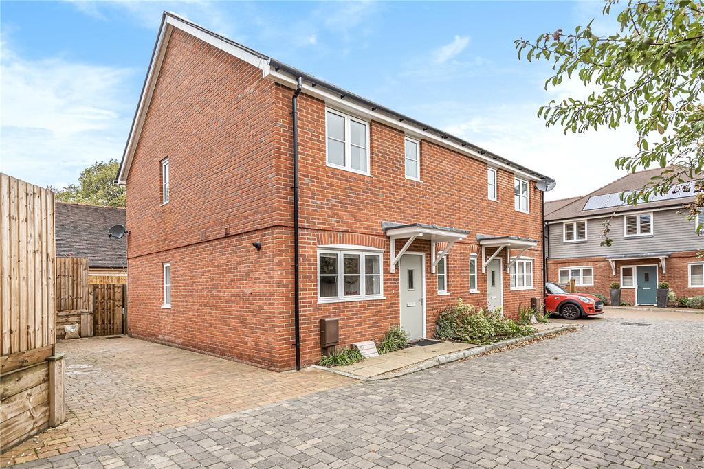 Underwood Close, Waltham Chase... 2 bed semidetached house £300,000